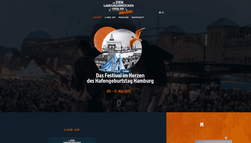 Startseite der Website des Hafengeburtstags mit dunklem Hintergrund und heller Schrift und Grafik mit Möve Schiff und Landungsbrücken in der Mitte und der Überschrift "An den Landungsbrücken Open Air inklusiv" und mittig Text: "Das Festival im Herzen des Hafengeburtstag Hamburg 9.-11.Mai 2025
