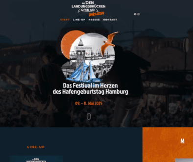 Startseite der Website des Hafengeburtstags mit dunklem Hintergrund und heller Schrift und Grafik mit Möve Schiff und Landungsbrücken in der Mitte und der Überschrift "An den Landungsbrücken Open Air inklusiv" und mittig Text: "Das Festival im Herzen des Hafengeburtstag Hamburg 9.-11.Mai 2025