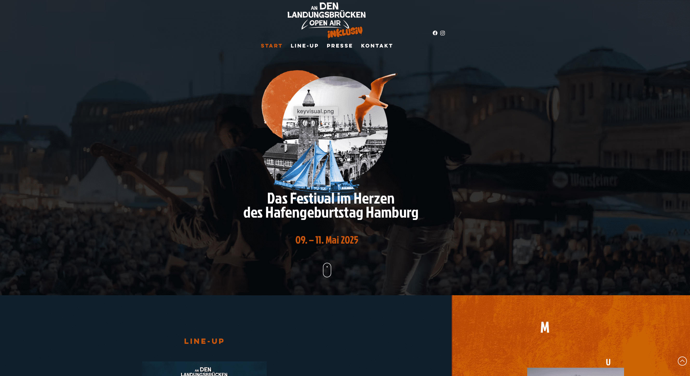 Startseite der Website des Hafengeburtstags mit dunklem Hintergrund und heller Schrift und Grafik mit Möve Schiff und Landungsbrücken in der Mitte und der Überschrift "An den Landungsbrücken Open Air inklusiv" und mittig Text: "Das Festival im Herzen des Hafengeburtstag Hamburg 9.-11.Mai 2025