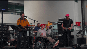 inklusive Band Dain Fahrdienst auf der Bühne bei Landgang in einer Halle beim Festival zum Protesttag