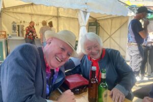 Moderator Kurt mit seiner Liebsten backstage
