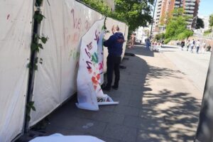 Oliver hilft bei Kunstaktion
