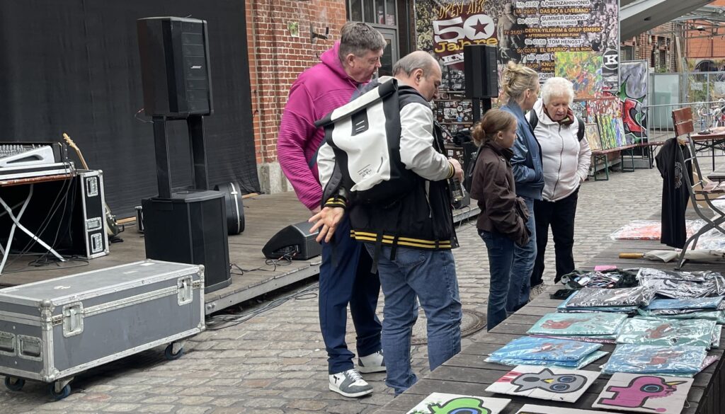 Sven Rosé mit Gästen bei der Ausstellung