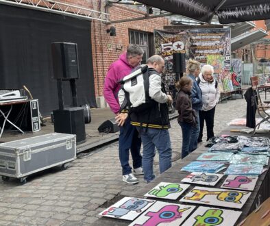 Sven Rosé mit Gästen bei der Ausstellung